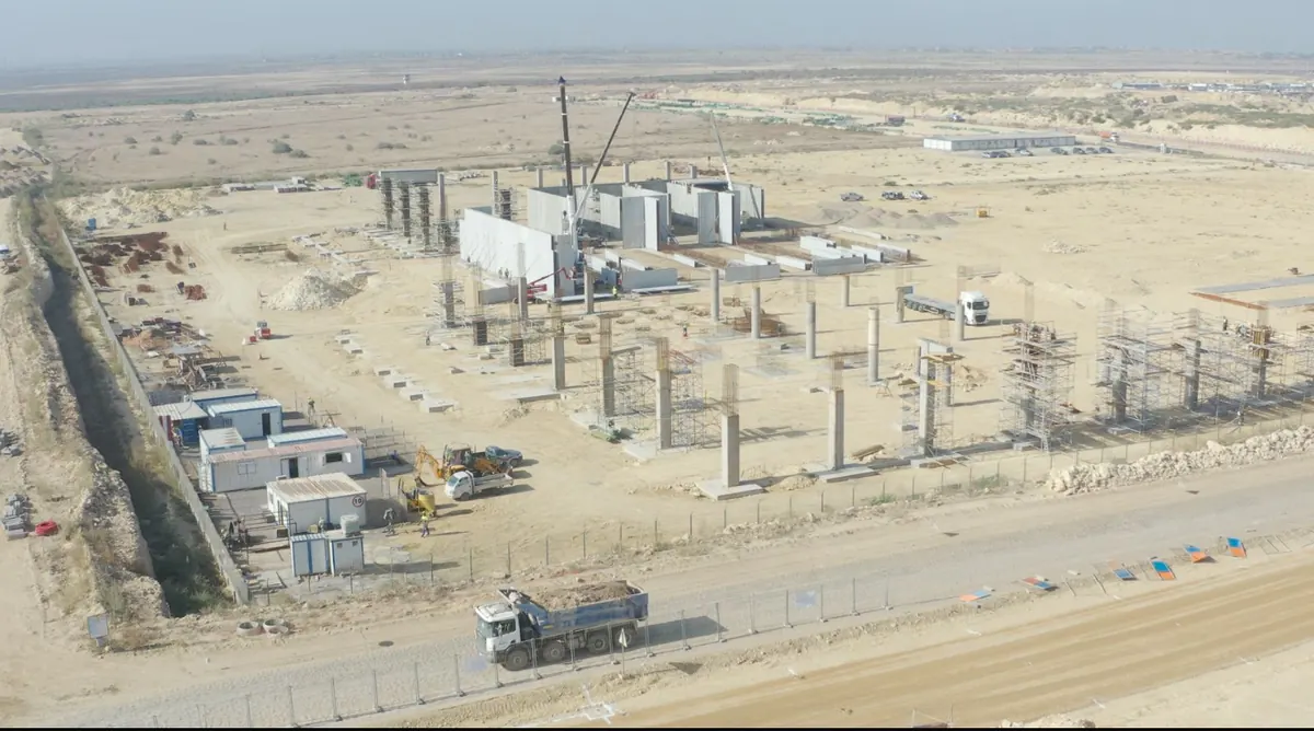 Vue d'ensemble d'un chantier industriel en cours de construction au Maroc