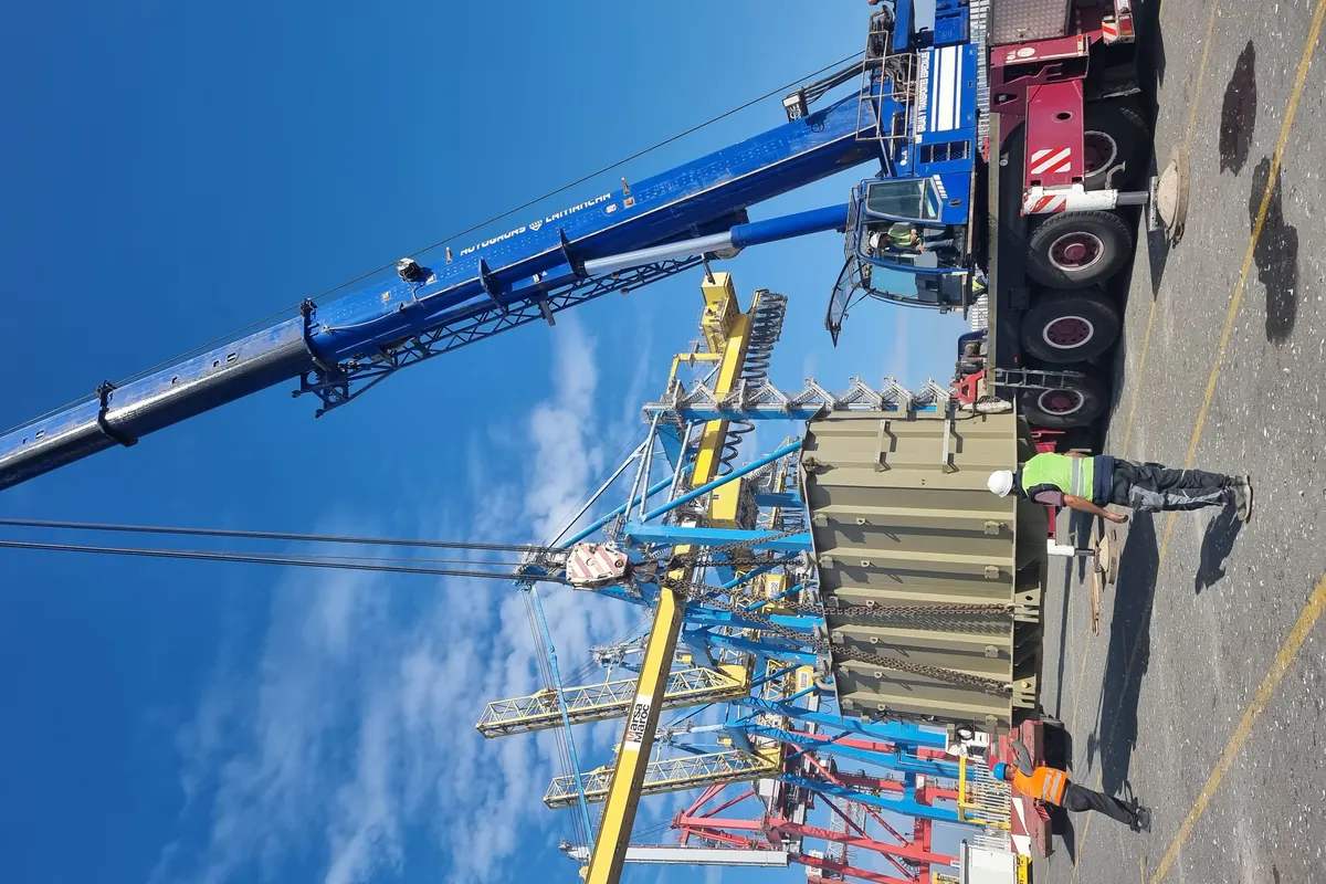 Deux grues mobiles en levage synchronisé sur un chantier industriel