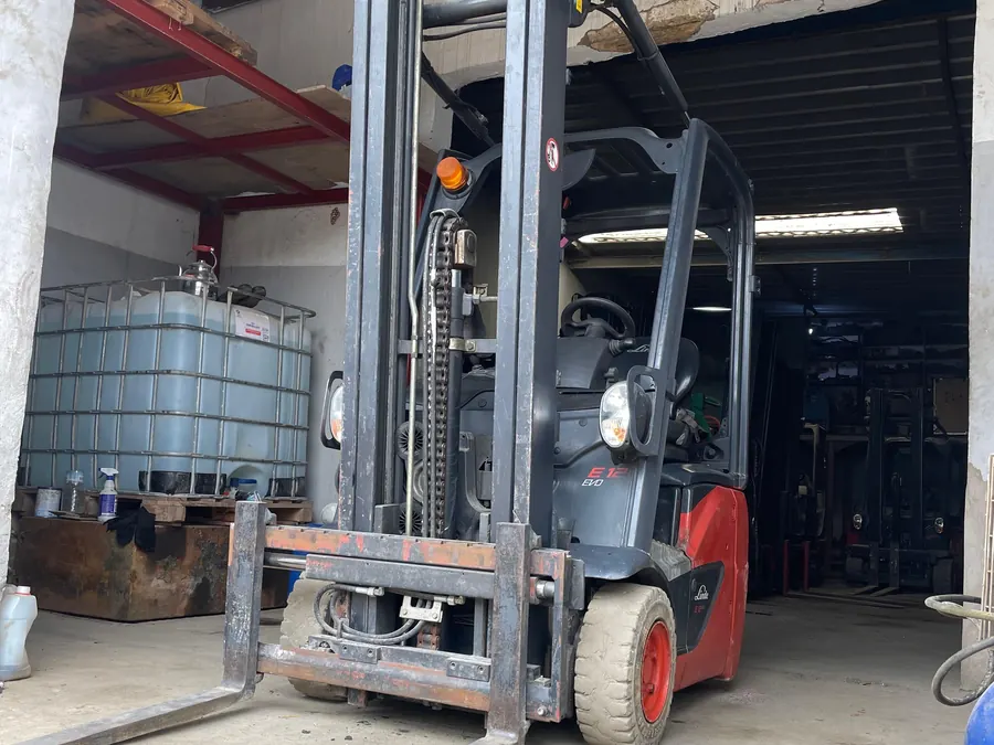 Chariot élévateur Linde en manœuvre dans un atelier industriel